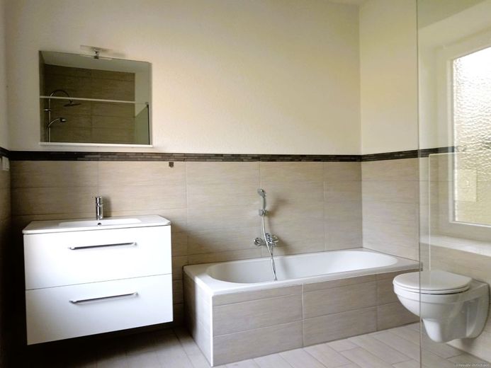 Prestigeträchtige Anlageimmobilie im Grünen und der Möglichkeit zur Pferdehaltung – Badezimmer Wohnung EG