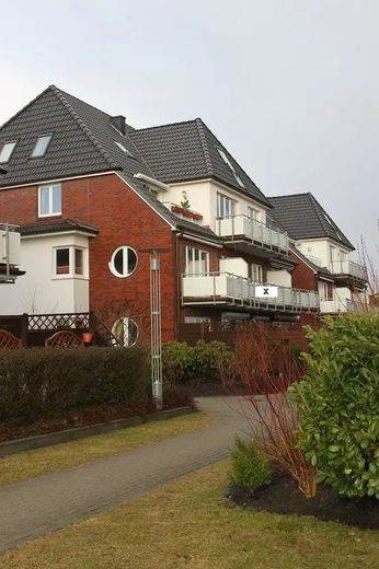 Vermietete 2-Zimmer-Wohnung mit Südbalkon & TG-Stellplatz in Top-Lage (Bj. 2001) – Wohnblock