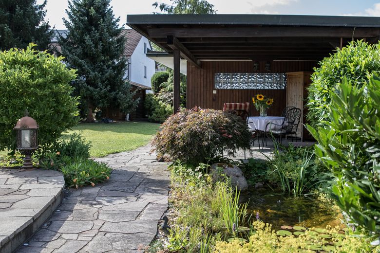 Holz und Naturstein - Ein Zuhause mit Charakter – Garten mit Freisitz