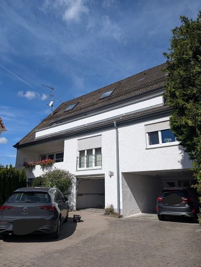 Ohne Provision - Freie 5 Zimmer Wohnung in ruhiger Lage, Garage, Balkon – Hausansicht