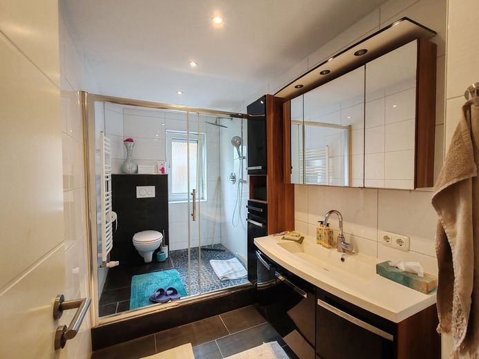 Einfamilienhaus mit 2 Wohnungen – Badezimmer im EG