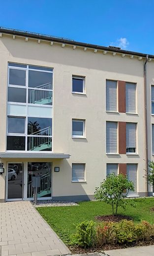 4-Zimmer-Wohnung mit Balkon und Fußbodenheizung in Augsburg – Gebäudeansicht (Bj. 2015)