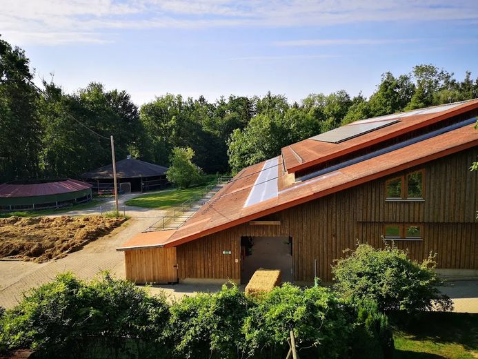 Hallenstall mit PV-Anlage