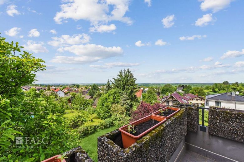 Wohnen am Waldrand: 4-Zimmerwohnung mit zwei Loggien und Garage – Blick nach Westen