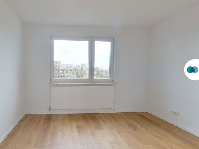 Cómodo piso de 3 habitaciones con balcón – Schlafzimmer I