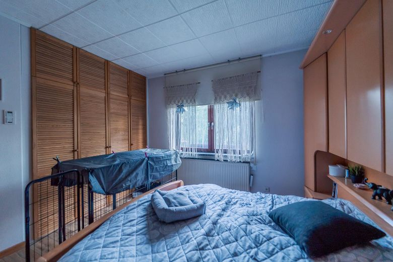 Oasi verde nell’idilliaca Zernsdorf su 1.130 m² con laghetto, sauna e serra – Schlafzimmer mit Einbaumöbeln