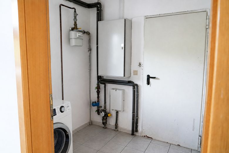 Freistehendes Einfamilienhaus mit Südgarten, großzügiger Garage & ausgebautem Dachgeschoss – Hauswirtschaftsraum