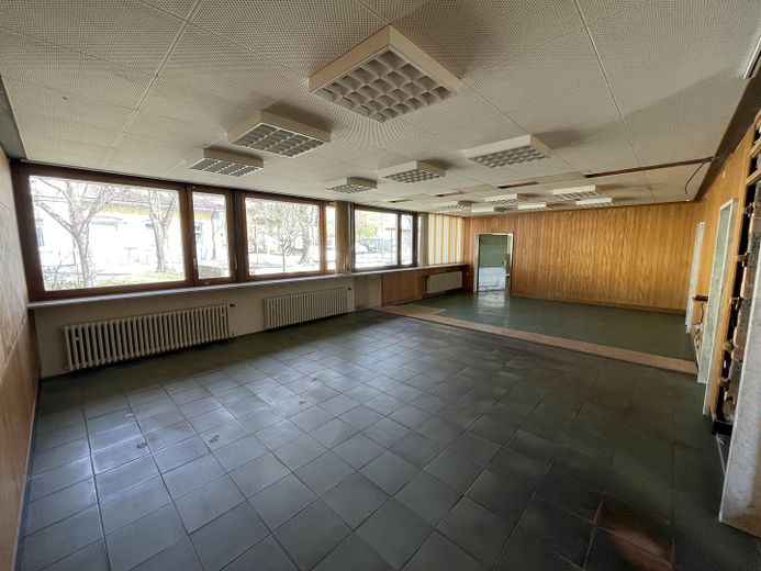 Posizione unica: edificio commerciale e casa unifamiliare direttamente al confine svizzero, presso la stazione ferroviaria – Gewerbehaus
