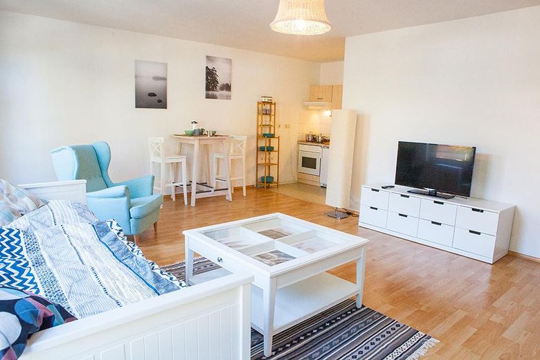 Ruhig, hell, möbliert - Apartment mit Top-Anbindung zwischen Adlershof und Flughafen BER – Wohnzimmer