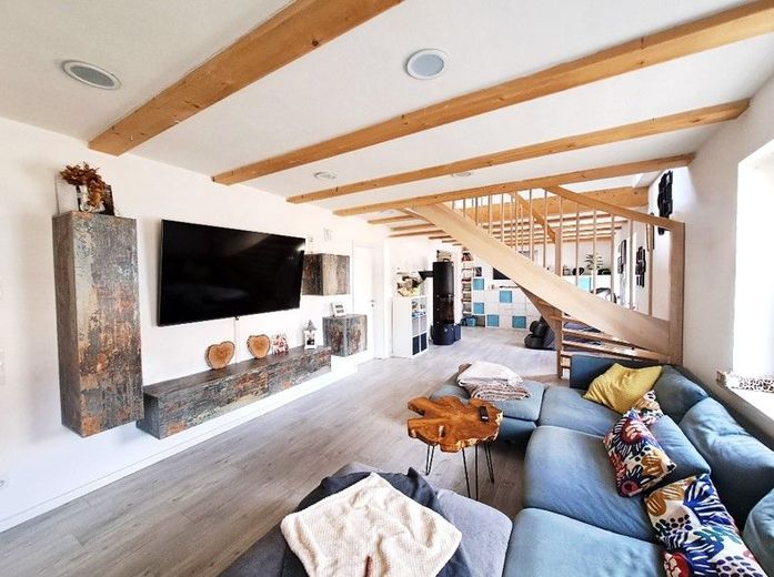 modernes Einfamilienhaus mit Einbaupool zu verkaufen – Wohnzimmer