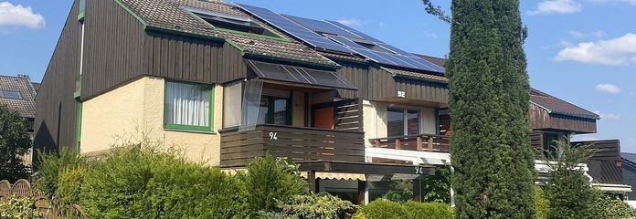 Casa a schiera d’angolo affascinante con giardino, balcone e terrazza sul tetto in posizione soleggiata – Hausansicht von Straße