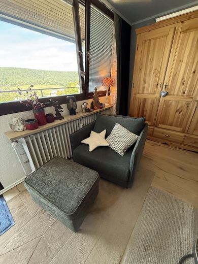 Appartment mit traumhafter Aussicht  im Sternedorf Baiersbronn – Schlafsessel mit Hocker