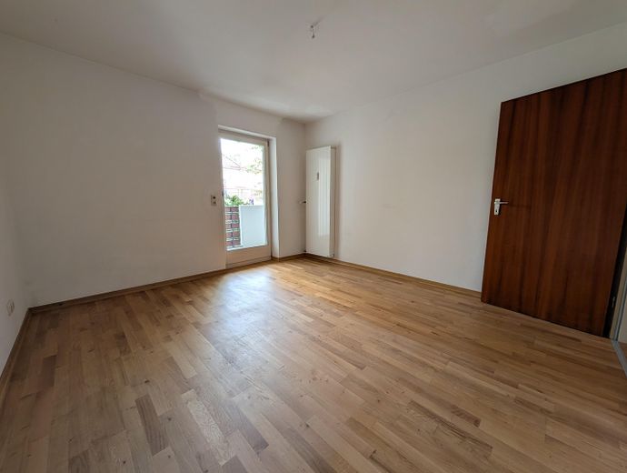 Piękne, spokojnie położone 2-pokojowe mieszkanie z 2 balkonami i miejscem w garażu podziemnym w Solln, bez prowizji – Schlafzimmer