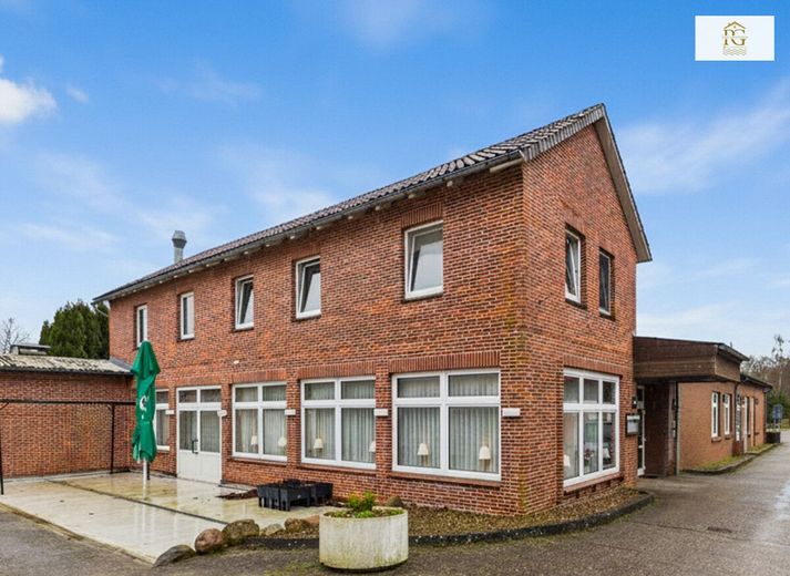 Beliebtes attraktives Restaurant im Stadtkern von Hemmoor mit Kegelbahn, großen Saal mit ca. 300 Sitzplätzen,Bühne, Gäste Zimmer, Außenterrasse – CAM01934G0-PR0338-STILL024-001 2