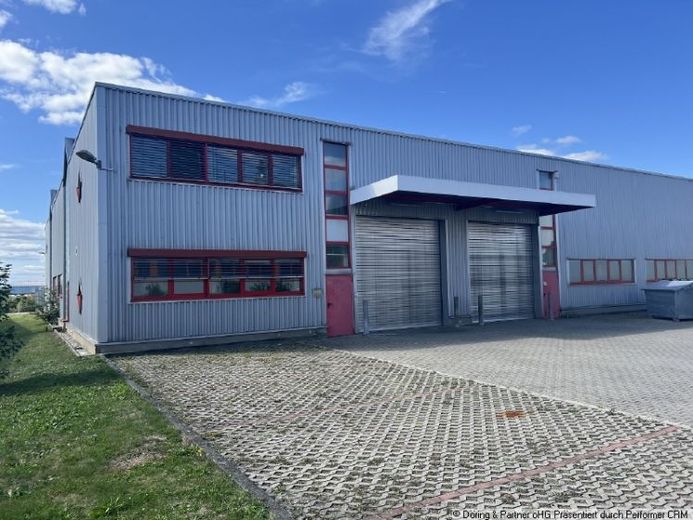 Bright, heated hall with natural daylight, accessible at ground level – Photo 1