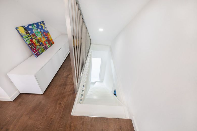 Urlaubsfeeling!!! TOP Modernes Familienhaus mit Garage, Pool und Badehaus in Breitscheid – Treppe zum Obergeschoss