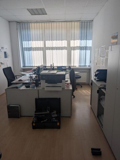 Afzonderlijk of gecombineerd: kantoor-, opslag- en productieruimten (550/440/105 qm)! – Büro 2v3 im EG