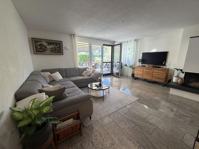 Piso en propiedad, apto para familias, en 2 plantas con carácter de casa y jardín propio – Wohnzimmer