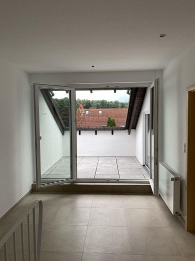 Wunderschöne 4,5-Zimmer-Maisonette-Wohnung in allerbester Lage von Rödermark OR – DG Flur - Loggia