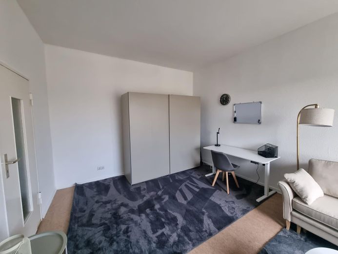 Helle, geräumige, möblierte Wohnung mit Balkon in zentraler Lage nahe U Alt-Mariendorf – Wohnzimmer