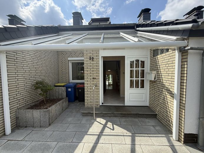 Familienidyll mit Wintergarten in der Dodesheide – Vorderansicht Haus