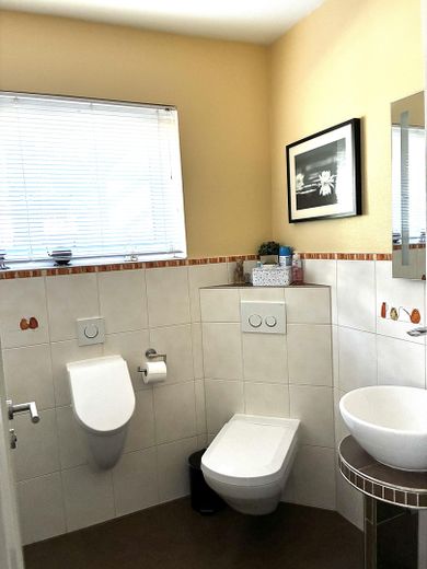 Casa moderna con un gran jardín – Gäste WC