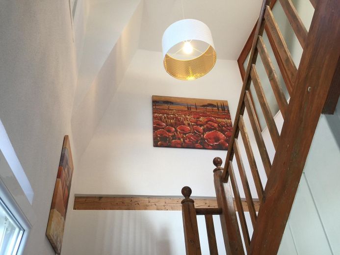 Sehr großzügige u. helle 3-Zimmer-Wohnung mit Balkon und Garten - modern renoviert mit Glasfaser – Blick ins Treppenhaus 