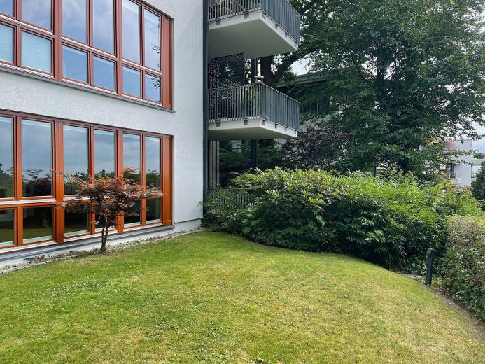 Wohnen, wo Hamburg zur Elbe hinabsteigt – Garten Terrasse