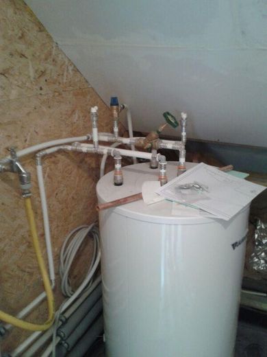 Środkowy dom szeregowy w Nordhorn-Blanke – Heizwassertank
