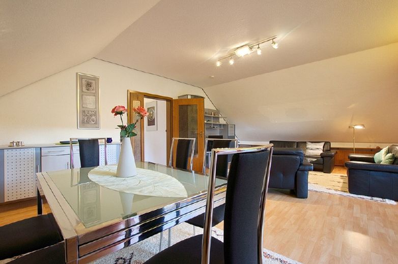 Ansprechende und komfortable Wohnung mit Loggia, in ruhiger grüner Umgebung – 245f1088274254b36edecc85cbccf55a743fc9cf.jpg