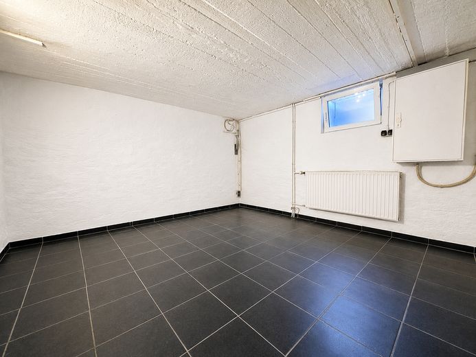 Affascinante casa bifamiliare con ampio giardino in buona posizione – senza provvigione – Hobbyraum/Büro (KG)
