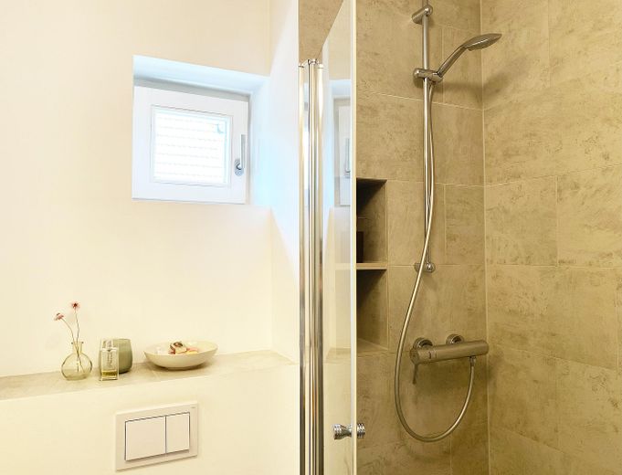 Haus im Haus - Helle moderne Maisonettewohnung in Top-Lage mit TG-Stellplatz – Bad im 2. OG