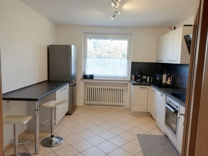 Casa bifamiliar independiente con apartamento y 3 garajes – Obergeschoß Küche