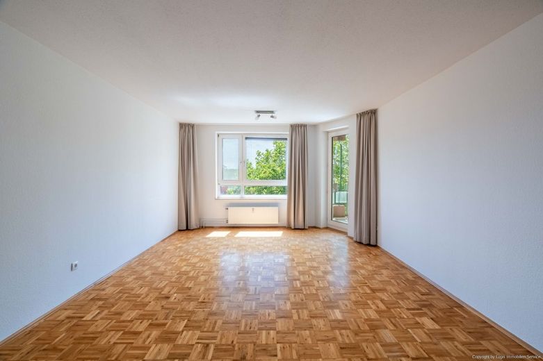 Bezugsfreie 2-Zimmer-Eigentumswohnung mit Sonnenloggia, Aufzug &amp; Tiefgarage – Wohnzimmer