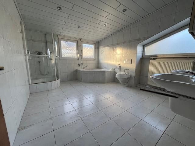 Attraktives Einfamilienhaus  mit grosszügiger Holzterrasse und Garten – Bad ca 14 qm