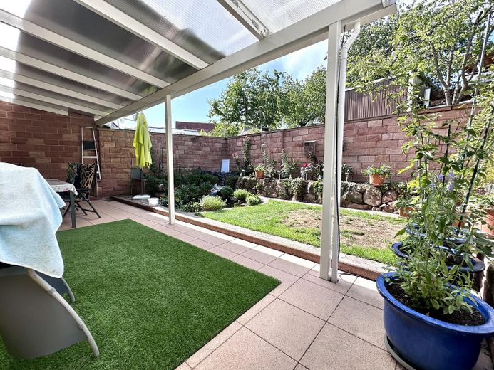 Örtülü teraslı, koi havuzlu bahçeli, garajlı ve park yeri bulunan güzel 5 odalı mutfaklı banyo/WC’li daire – aidat yok – Blick von Terrasse in Garten