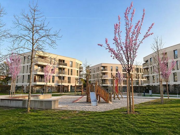 Neuwertige 3-Zimmer-Wohnung mit Balkon, zwei Bädern & TG-Stellplatz – Außenansicht