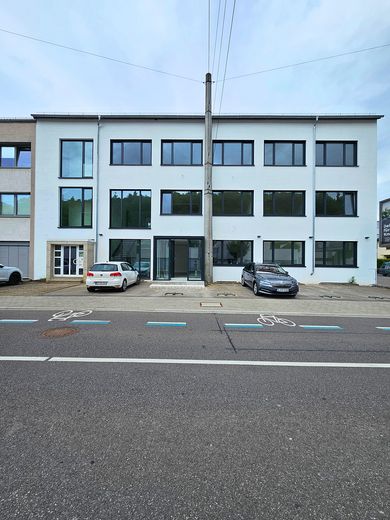 Ansicht Eingang mit Parkplatz