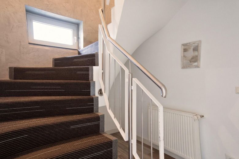 منزل عائلي منفصل مُجدَّد حديثًا مع حديقة ومرآب مزدوج وشرفة – Treppe ins Dachgeschoss