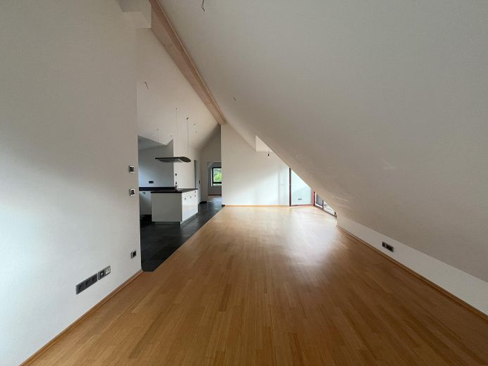 3 Zimmer lichtdurchflutete DG-Wohnung Inmitten von München-Waldtrudering – Wohnzimmer