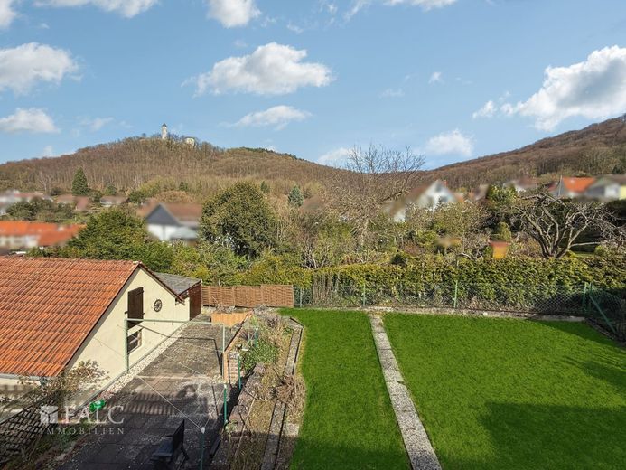 ***Blick auf die Burg Plesse - Haus mit Doppelgarage und üppiger Terrasse in Eddigehausen*** – Garten