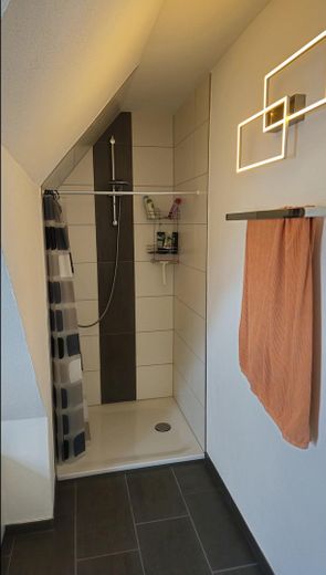 Moderne 92m² Dachwohnung mit Mainblick – sofort bezugsfertig & ruhig gelegen – Dusche