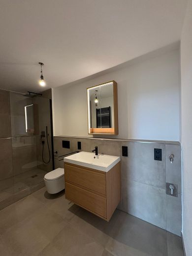 Première occupation après rénovation complète : appartement lumineux de 3,5 pièces avec 2 balcons, cuisine équipée et garage en sous-sol – Badezimmer