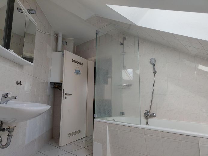 Appartement mansardé central de 3 pièces (env. 83 m²) avec climatisation et emplacement de stationnement – Bad