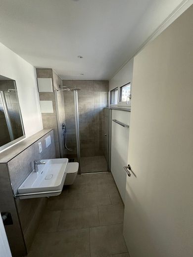 Lussuoso appartamento al piano terra con 2 locali, completamente arredato, terrazza e giardino a Costanza-Staad – Photo 4