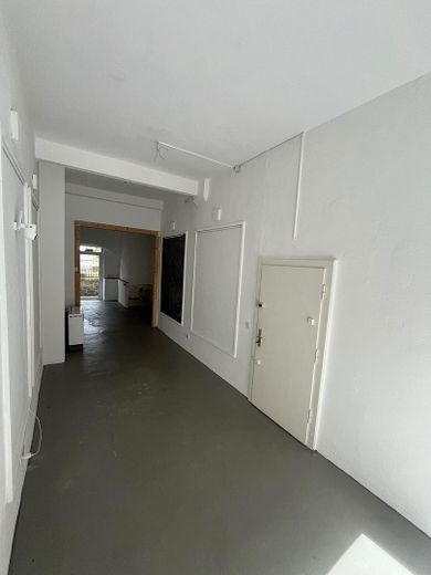 Local comercial con encanto en un edificio antiguo de ensueño, con una bonita terraza y escaparate – Foto 8