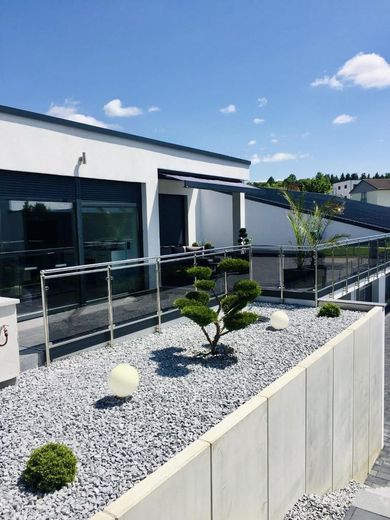 Wohnen & Arbeiten auf höchstem Niveau-voll ausgestattete Werkstatt, Pool & minimale Betriebskosten – Terrasse Balkon