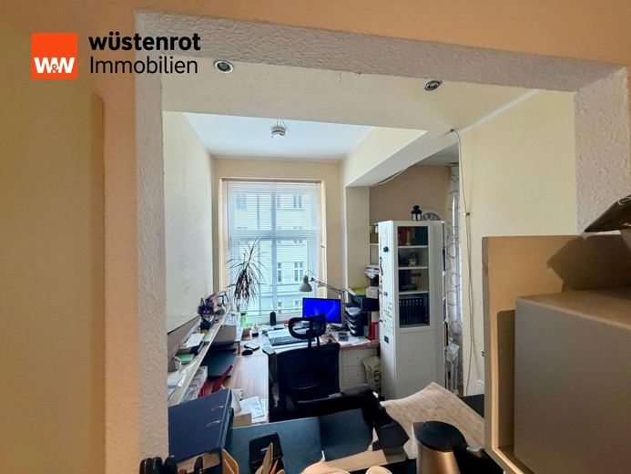 LIBERO AL ROGITO! Luminoso appartamento di 2 locali con due balconi nel cuore di Berlino-Friedrichshain – Blick aus Küche auf Arbeitsbereich