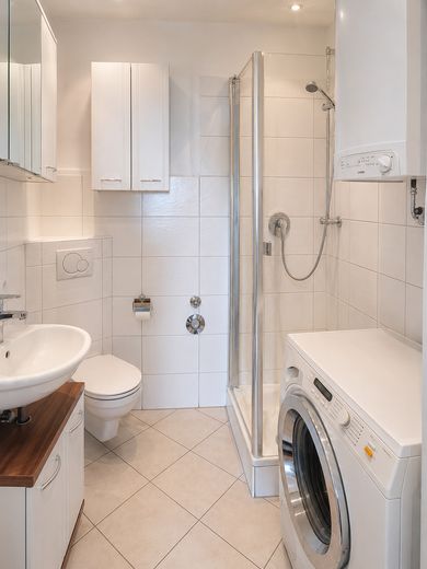 Vermietete 2-Zimmer-Wohnung mit Weitblick, Aufzug und Balkon – Kapitalanlage in Traunreut – Bad