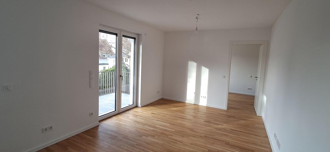Moderne, helle 2-Zimmer Neubauwohnung mit Balkon – Wohnzimmer